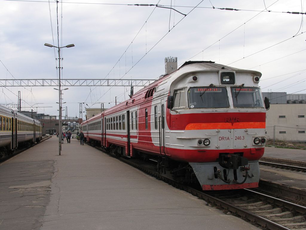 DR1A-246.3/DR1A-246.4 mit Regionalzug 618RJ Riga Pasazieru-Daugavpils auf Bahnhof Riga Pasazieru am 3-5-2010.