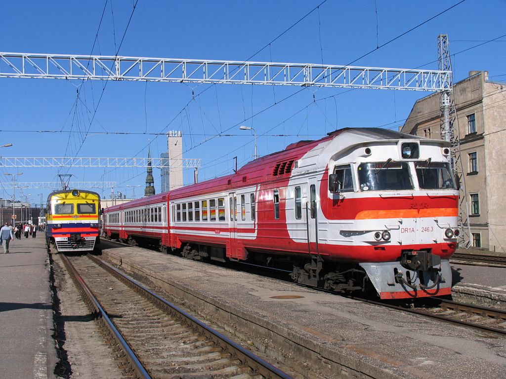 DR1A-246.3/DR1A-246.4 mit Regionalzug 646KH Riga Pasazieru-Cesis auf Bahnhof Riga Pasazieru am 3-5-2010.