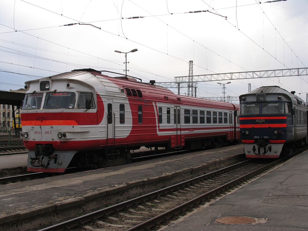 DR1A-246.3/DR1A-246.4 neben DR1A-176-3/DR1A-311.6 auf Bahnhof Riga Pasazieru am 3-5-2010.