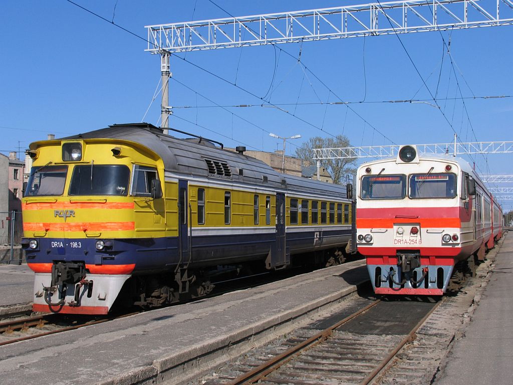 DR1A-254.6/DR1A-254 mit Regionalzug 601RJ Daugavpils-Riga Pasazieru neben DR1A-198.3/DR1A-400.7 mit Regionalzug 645KH Cesis-Riga Pasazieru auf Bahnhof Riga Pasazieru am 2-5-2010.