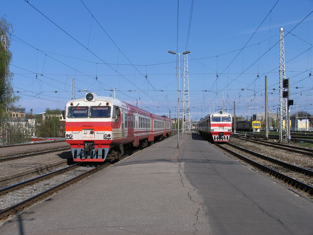 DR1A-254.6/DR1A-254 mit Regionalzug 601RJ Daugavpils-Riga Pasazieru auf Bahnhof Riga Pasazieru am 2-5-2010.