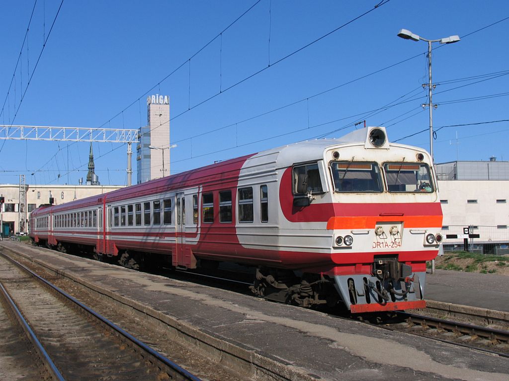 DR1A-254/DR1A-254.6 mit Regionalzug 803RJ Daugavpils-Riga Pasazieru auf Bahnhof Riga Pasazieru am 3-5-2010.