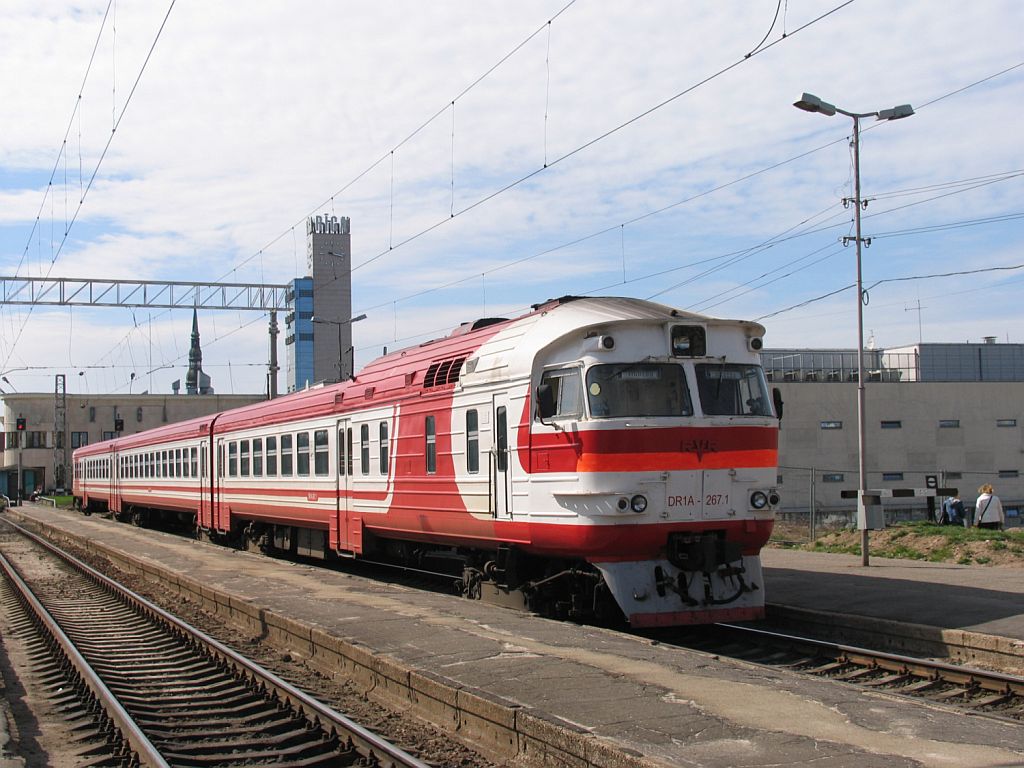 DR1A-267.1 mit Regionalzug 650RJ Riga Pasazieru-Sigulda auf Bahnhof Riga Pasazieru am 3-5-2010.
