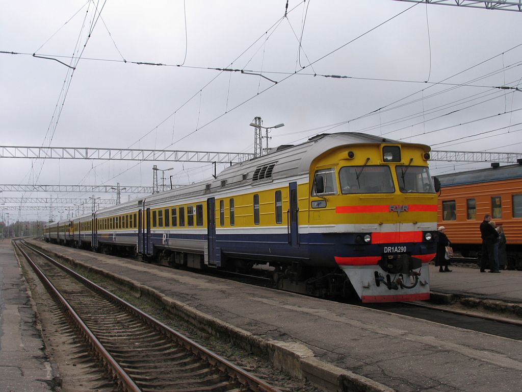 DR1A-290 und DR1A-311.3 mit Regionalzug 661RJ Lugazi-Riga Pasazieru auf Bahnhof Riga Pasazieru am 4-5-2010.