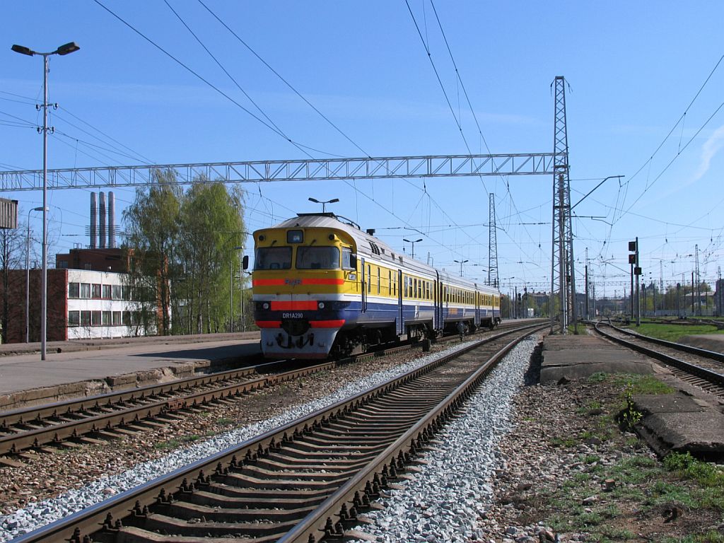DR1A-290 mit Regionalzug 617RJ Daugavpils-Riga Pasazieru auf Bahnhof Riga Pasazieru am 3-5-2010.

