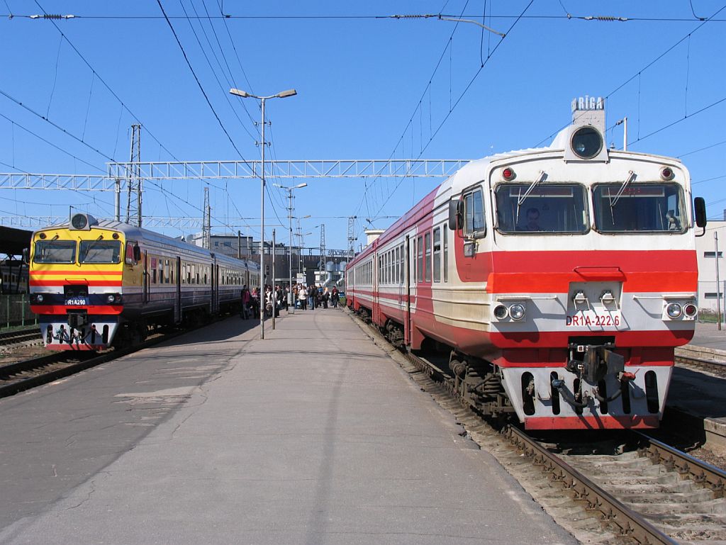 DR1A-290 mit Regionalzug 617RJ Daugavpils-Riga Pasazieru auf Bahnhof Riga Pasazieru am 3-5-2010.