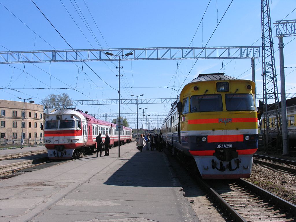 DR1A-290 mit Regionalzug 617RJ Daugavpils-Riga Pasazieru neben DR1A-2221/DR1A-222.6 Regionalzug 641TJ Sigulda-Riga Pasazieru auf Bahnhof Riga Pasazieru am 3-5-2010.