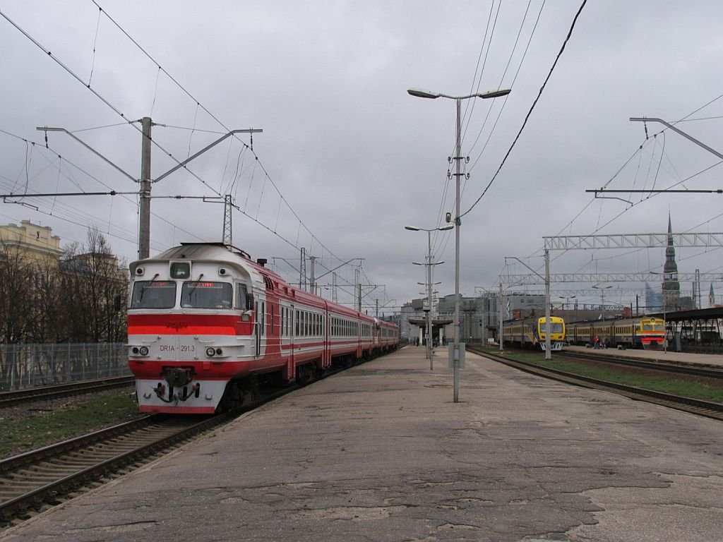DR1A-291.3 und DR1A-222.6/ DR1A-2221 mit Regionalzug 616RJ Riga Pasazieru-Zilupe auf Bahnhof Riga Pass am 4-5-2010.