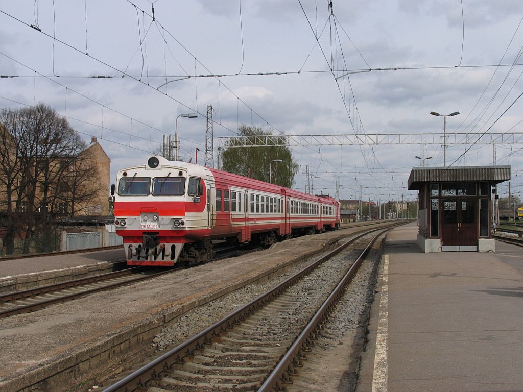 DR1A-291.4/DR1A-291.1 mit Regionalzug 605TJ Krustpils-Riga Pasazieru auf Bahnhof Riga Pasazieru am 1-5-2010.