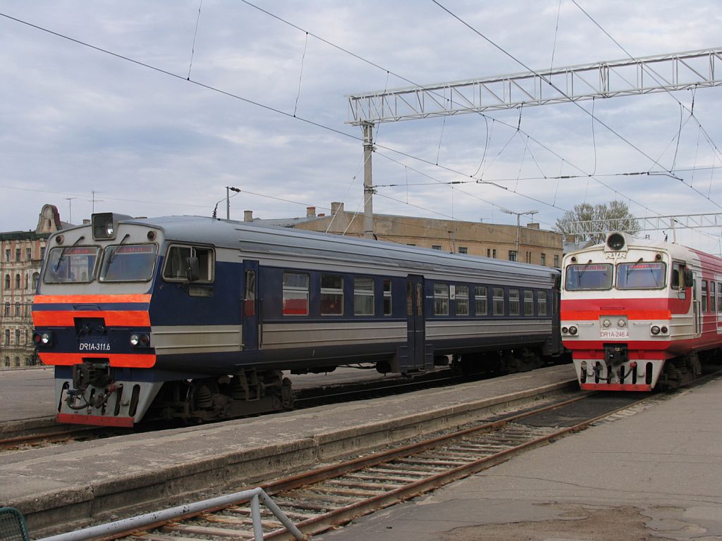 DR1A-311-6/DR1A-176.3 neben DR1A-246.4/DR1A-246.3 auf Bahnhof Riga Pasazieru am 3-5-2010.