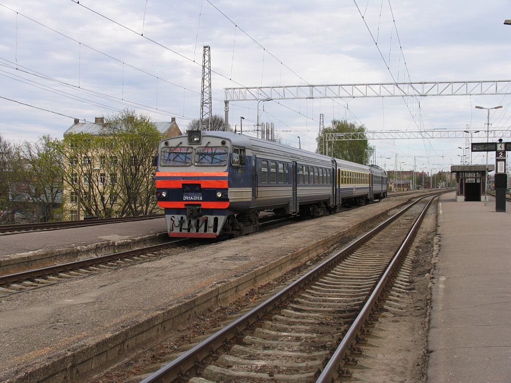 DR1A-311.6/DR1A-176-3 mit Regionalzug 645KH Cesis-Riga Pasazieru auf Bahnhof Riga Pasazieru am 3-5-2010.