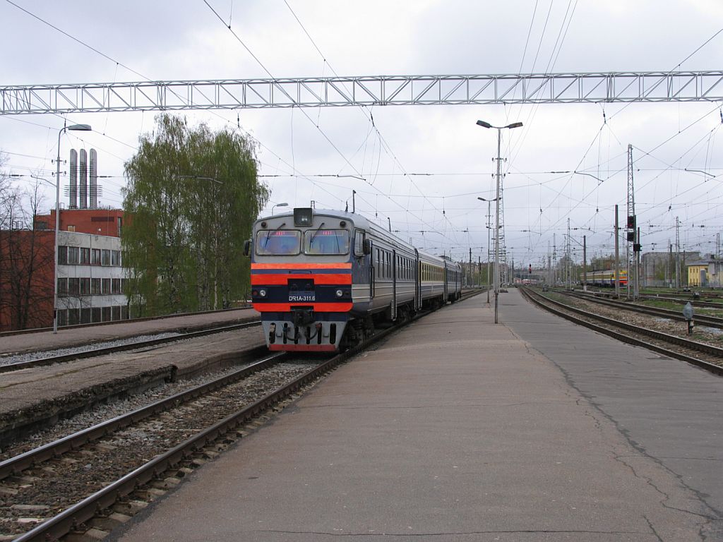 DR1A-311.6/DR1A-176.3 mit Regionalzug 645KH Cesis-Riga Pasazieru auf Bahnhof Riga Pasazieru am 3-5-2010.