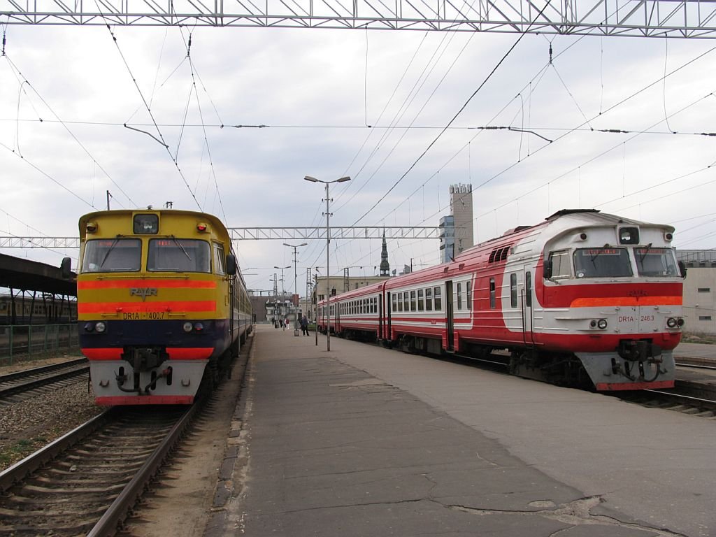 DR1A-400.7/DR1A-198.3 neben DR1A-246.3/DR1A-246.4 auf Bahnhof Riga Pasazieru am 3-5-2010.