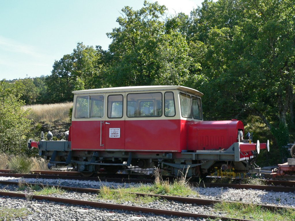 Draisine TYP DU 65 des Train Touristique der Velorail du Larzac im Bahnhof von Sainte-Eulalie-de-Cernon. Mit dem Vlorail (Fahrraddraisine) kann man seit 2008 von Sainte-Eulalie-de-Cernon 8 km bergab fahren, um dann mit dem Train Touristique zurck geholt zu werden. (12.09.2007)
