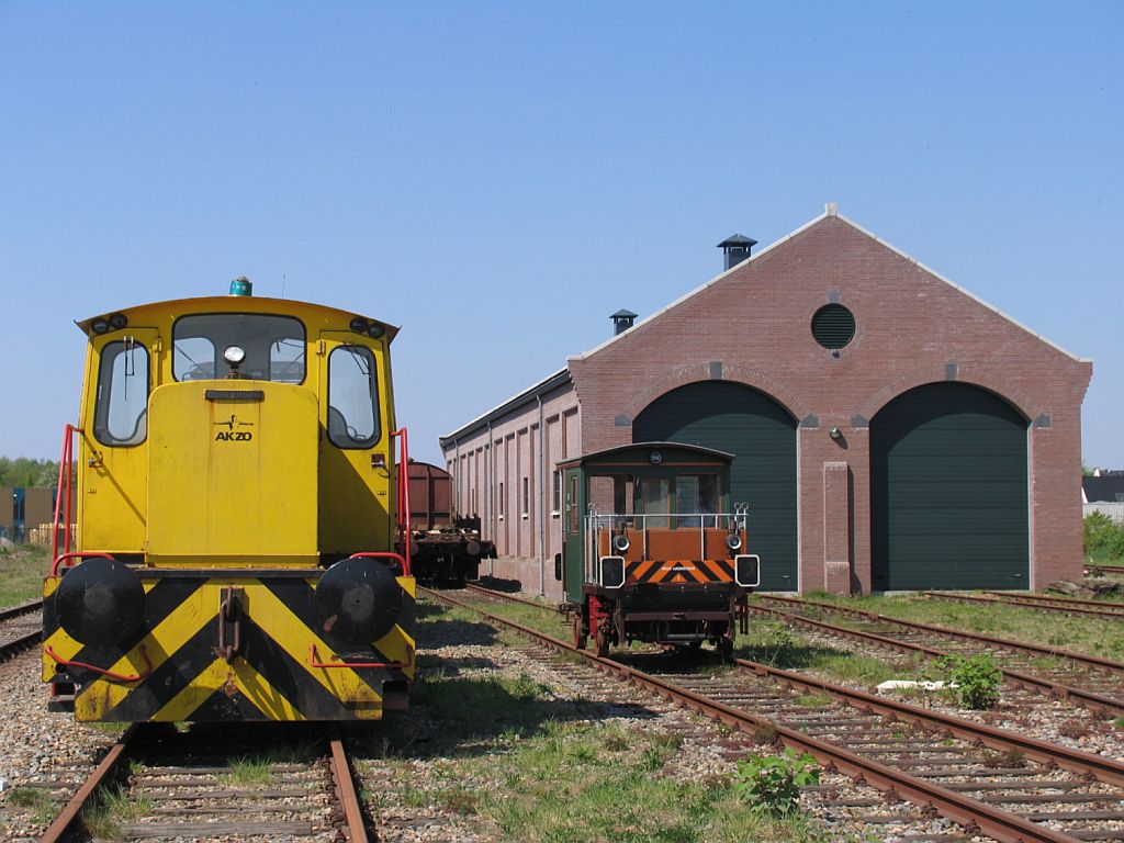 Draisine VD 221-55 und Diesellok 11 (Baujahr: 1970) der Stichting Stadskanaal Rail (STAR) auf Bahnhof Stadskanaal am 25-4-2011.