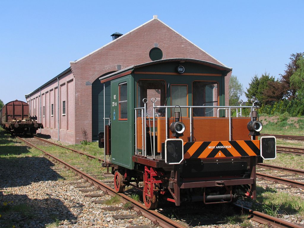 Draisine VD 221-55 der Stichting Stadskanaal Rail (STAR) auf Bahnhof Stadskanaal am 25-4-2011.