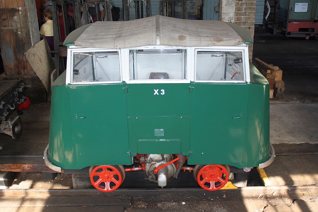 Draisine X 3 (Bm, Asper Maschinenbau Zrich , Baujahr 1949) am 25.September 2011 in der Remise Hirschwang. 

