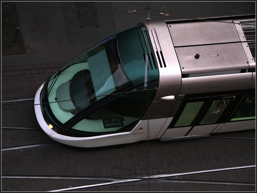 Draufsicht - 

Auch spontan etwas mitgezogen, ähnlich wie Eric bei seiner 103-Aufnahme. Blick aus unserem Straßburger Hotelzimmer auf die Straßenbahn. Die Weichenüberfahrt war akustisch deutlich wahrnehmbar, auch konnte man da die beiden unterschiedlichen Tramtypen unterscheiden, da unterschiedliche Fahrwerke verwandt werden. 

29.10.2011 (M)