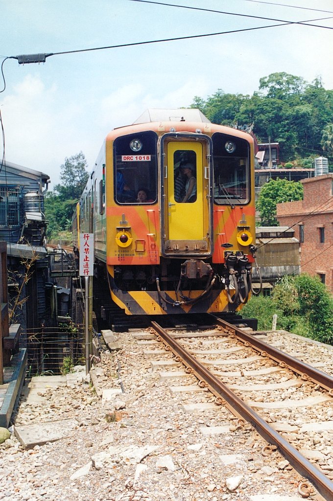 DRC 1018 auf der Brcke nahe der Hst. Ping Si in Richtung Jing Tong fahrend am 21.Mai 2005.