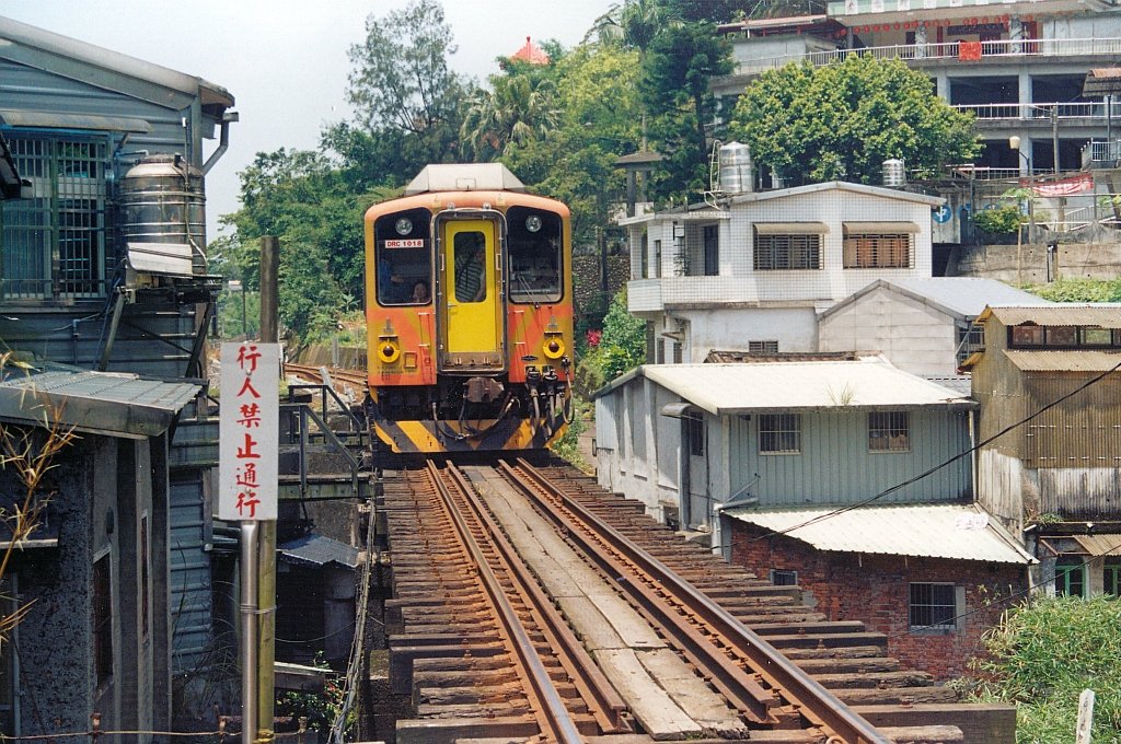 DRC 1018 verlsst die Brcke nahe der Hst. Ping Si in Richtung Jing Tong fahrend am 21.Mai 2005.