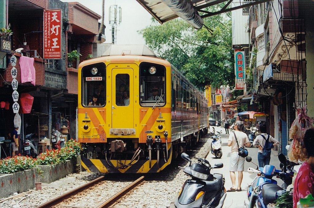 DRC 1029 fhrt am 21.Mai 2005 durch Shih Fen, kurz vor der Einfahrtsweiche.