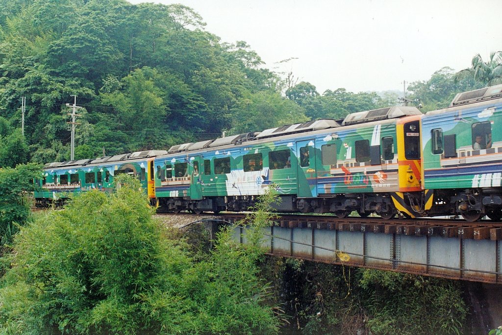 DRC 1031 eingewickelt zwischen DRC 1028 und DRC 1018 am 21.Mai 2005 nahe der Hst. Ling Jiao.