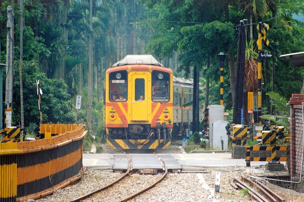 DRC 1032 verlsst am 22.Mai 2005 den Bf. Ji Ji in Richtung Er Shui.