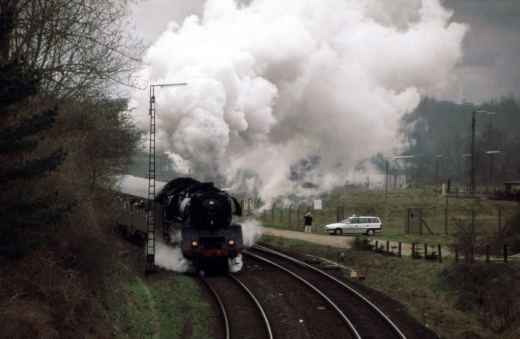 DR/DB Museumslok 03 1010 verlsst am 14.04.2001 mit ihrem Sonderzug Husum in Richtung Hamburg