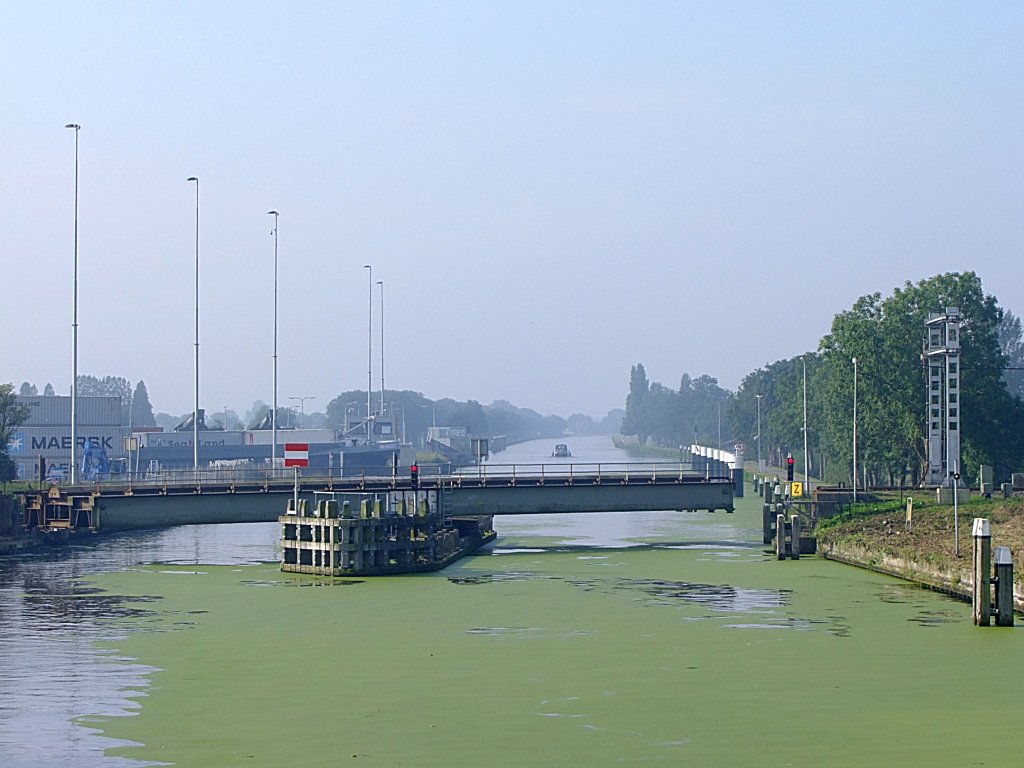 Drehbr�cke auf der Gouwe bei Alphen aan den Rijn dreht sich nach passieren der Schiffe wieder auf die Schienenposition;110903