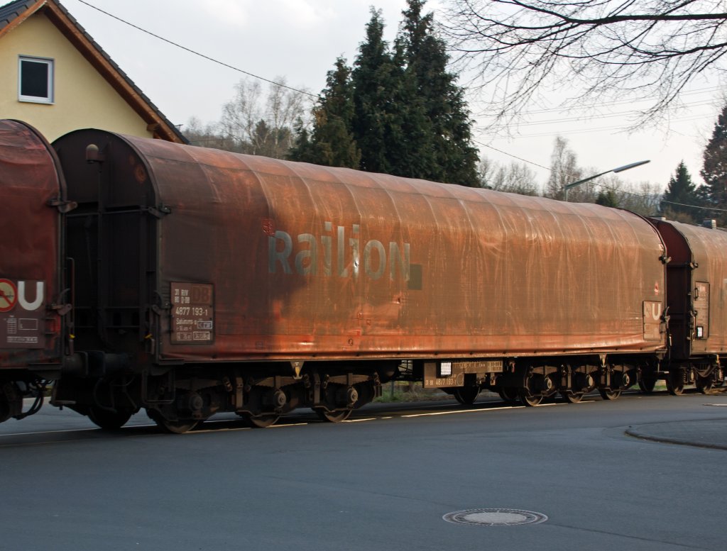 Drehgestellflachwagen f�r Coiltransporte mit sechs Rads�tzen, verschiebbarem Planenverdeck und Lademulden (Sahimms-u 901) der Railion am 25.03.2011 in Neunkirchen am Bahn�bergang Wiesenstra�e (KSW-Gleis).