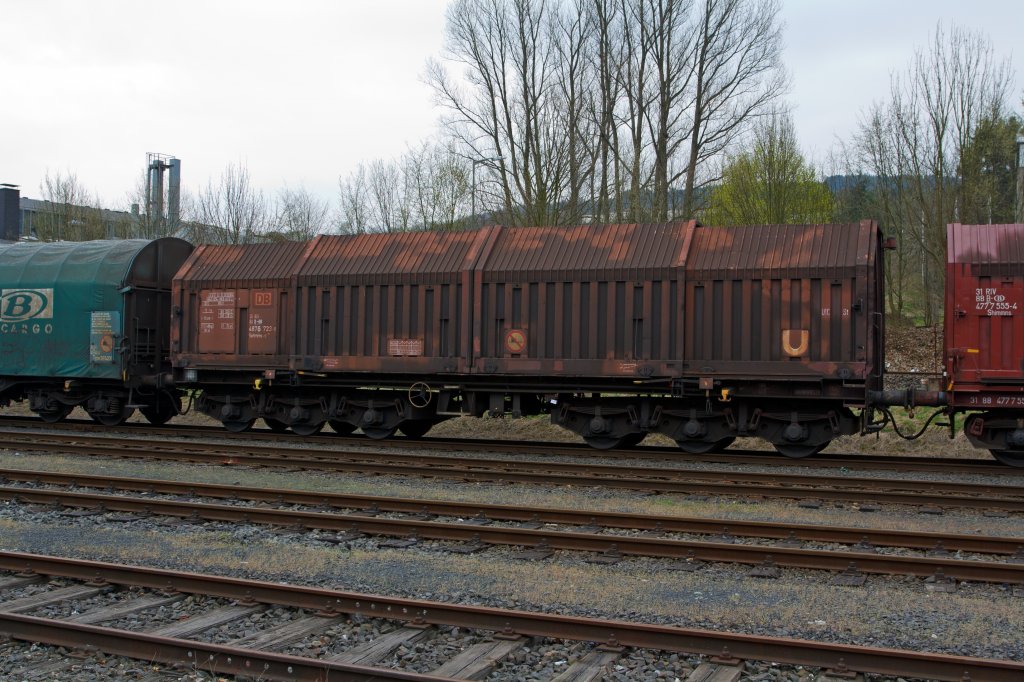 Drehgestellflachwagen f�r Coiltransporte mit sechs Rads�tzen, verschiebbaren Teleskophauben und Lademulden (Sahimms-u 900) der DB am 03.04.2011 in Herdorf auf dem Rangierbahnhof der KSW.