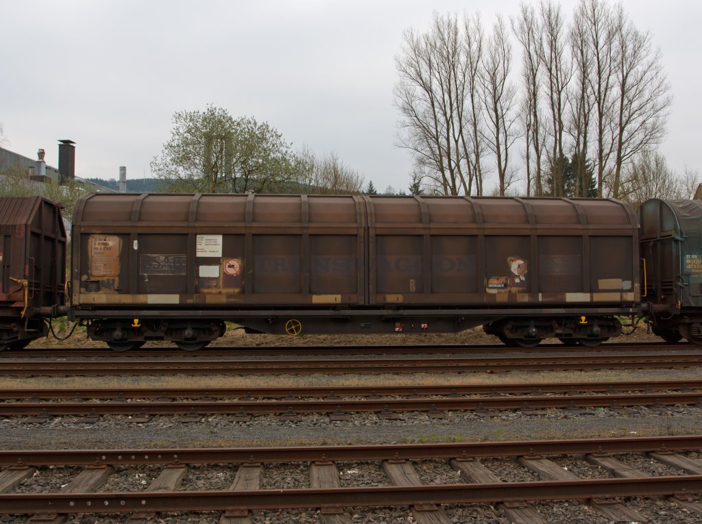 Drehgestellflachwagen f�r Coiltransporte mit vier Rads�tzen, 2 verschiebbaren Hauben und Lademulden (Shimmns) von Transwaggon AB bereitgestellt f�r den schwedischen Stahlhesteller SSAB Tunnplat, abgestellt  auf dem Rangierbahnhof der KSW am 03.04.2011 in Herdorf.