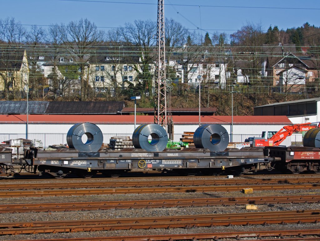 Drehgestellflachwagen mit sechs Radstzen, mit Lademulden fr Coiltransporte (Sahmms-t 710) am 19.03.2011 beladen mit 3 Coils abgestellt in Kreuztal.