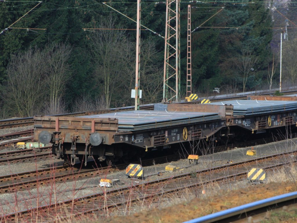 Drehgestellflachwagen (Schwerlastwagen) mit sechs Radstzen (Samms) beladen mit Blechen abgestellt am 21.02.2011 in Kreuztal.