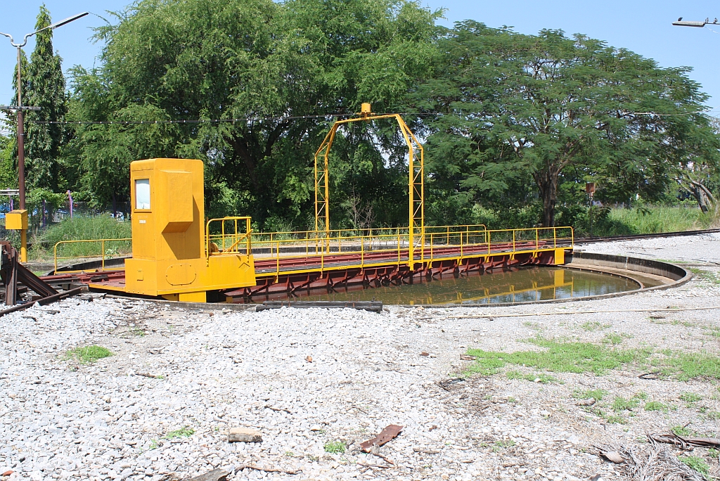 Drehscheibe des Depot Uttaradit am 26.Oktober 2011. Die Drehscheibengrube ist noch vom letzten Hochwasser gefllt.