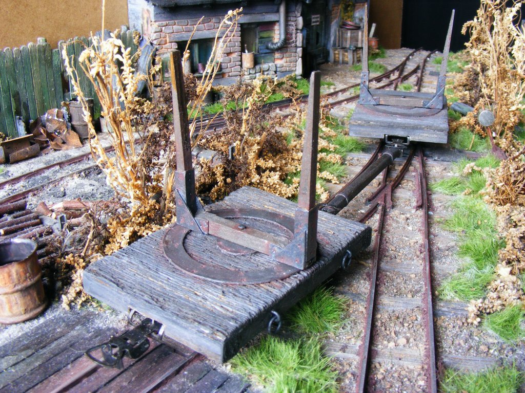 Drehschemelwagen Nr. 1 und 2 einer 600mm-Feldbahn. Beide sind verbunden mit einer Koppelstange.