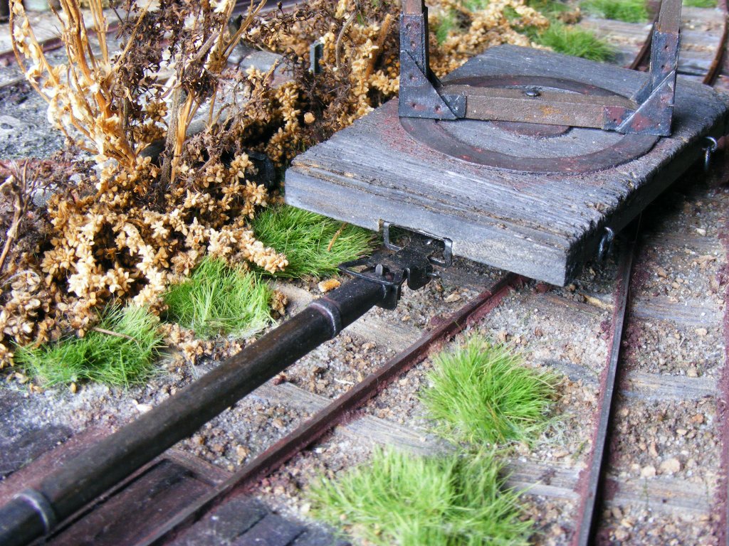 Drehschemelwagen Nr. 1 und 2 einer 600mm-Feldbahn. Beide sind verbunden mit einer Koppelstange.

