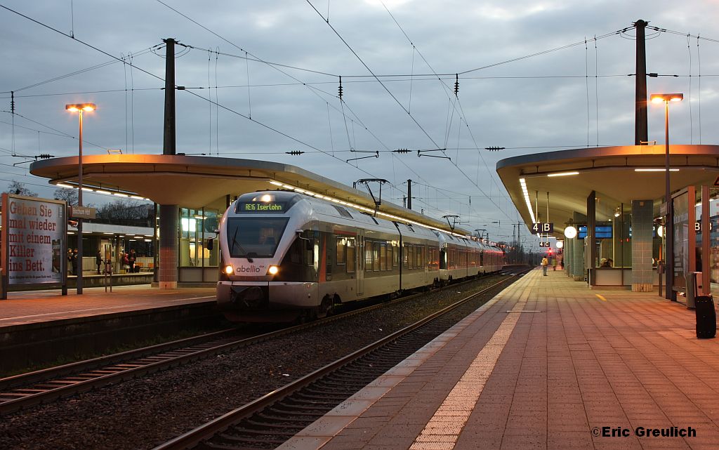 Drei 426.1 in Form von dem RE6 am 27.11.2011 in Bochum HBF.