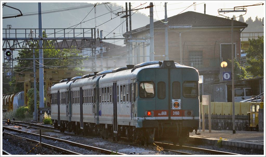 Drei ALn 668 aus Borgo San Lorenzo nach Firenze SMN verlassen den Bahnhof Pontassieve. (17.06.2013)