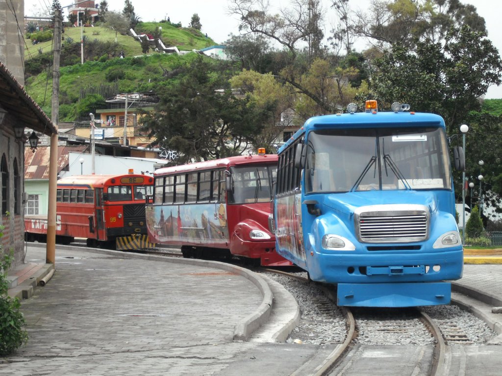 Drei Autoferros am 13.02.2011 in Alaus, Ecuador abgestellt. Diese interessanten Fahrzeuge sind aus Buskarosserien auf Drehgestelle aufgebaut und bieten im Innenraum noch smtliche bustypischen Eigenschaften.