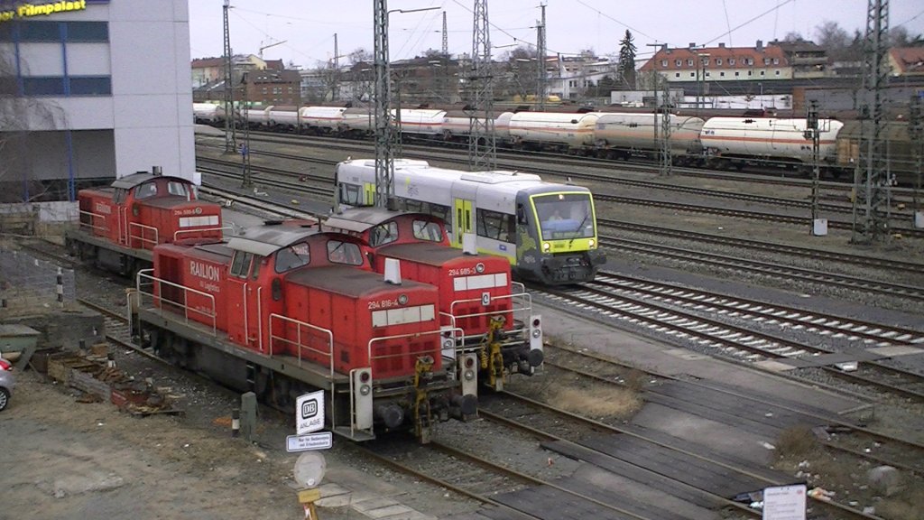 Drei BR 294 / V 90 Railion stehen am 11. Mrz 2012 abgestellt im Bamberger Bahnhof. Am Gleis nebenan rangiert gerade ein VT 650 der agilis Verkehrsgesellschaft. Im Hintergrund trifft gerade ein gemischter Gterzug aus Richtung Nrnberg ein. Dieser wird seine Fahrt nach einer kurzen Pause weiter nach Kronach fortsetzen. Im Vordergrund sieht man sogar noch ein altes  DB Bahnanlage  Schild. 