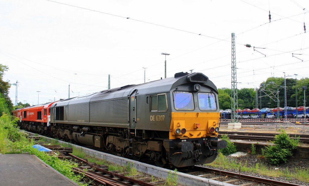 Drei Class 66 DE6307 von DLC Railways und die DE6302  Federica  DE6311  Hanna  beider von Crossrail stehen in Aachen-West an der Laderampe bei Sonne und Wolken am 16.6.2013.