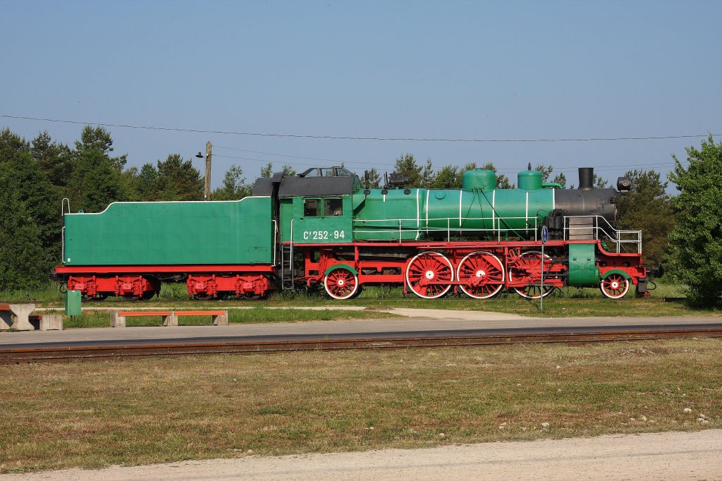 Drei Dampflokomotiven zhlen zu den Ausstellungsstcken des Museum Haapsalu.
Am 11.06.2011 stand eine davon, die russische Personenzuglok Cy 252-94, etwas abseits vom Bahnhof auf einem Abzweiggleis. Ihr Standort ist durch die vorbei-
fhrende Strae vom Bahn- bzw. Museum Gelnde abgetrennt.