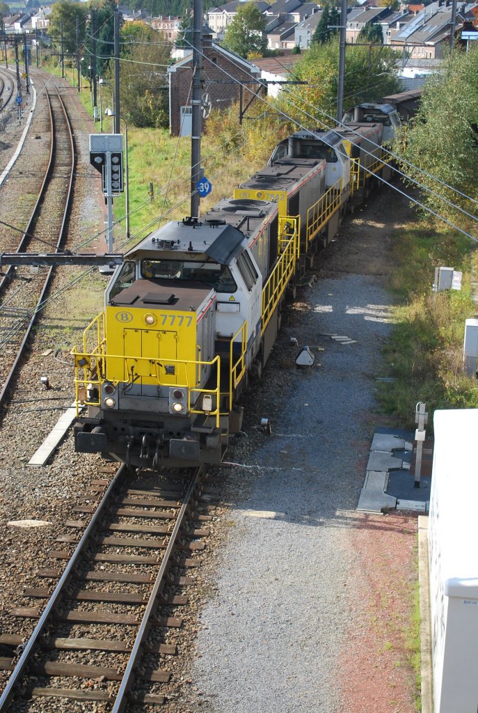 Drei Dieselloks der Baureihe 77 schleppen einen gemischten Gterzug ber die Linie 39 in Richtung Deutschland (hier im Bhf Welkenraedt am 10.10.2008)