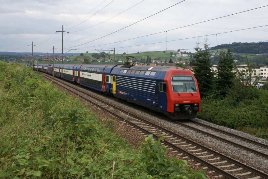 Drei DPZ mit der Re 450 050-0 an der Spitze machen sich am 6.8.10 auf den langen Weg nach Pfffikon SZ. Aufgenommen bei Eglisau.