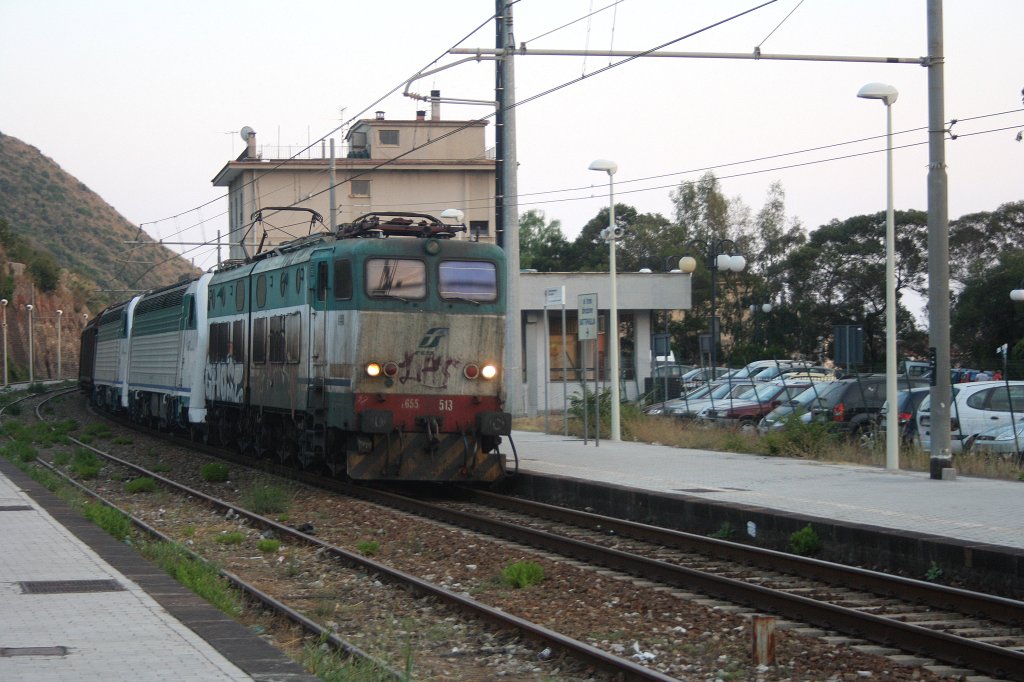 Drei E-Loks kommen mit einem Gterzug aus Reggio-Calabria(I) und fahren durch Ascea(I) in Richtung Napoli(I) bei Abendsonne.
25.8.2011