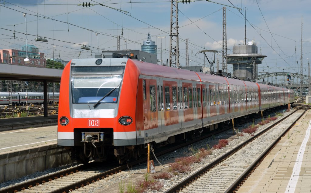 Drei Einheiten der BR 423 verlie�en am 08.07.12 den M�nchner Hbf.  
