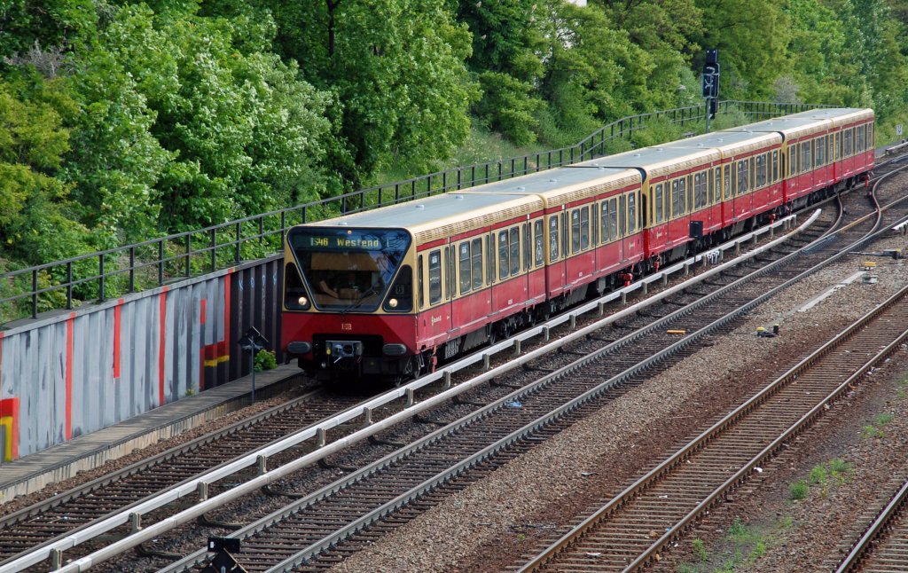 Drei Einheiten der BR 480 erreichen auf dem Weg nach Berlin Westend in k�rze den S-Bahnhof Hermannstra�e. Fotografiert am 04.05.11. 