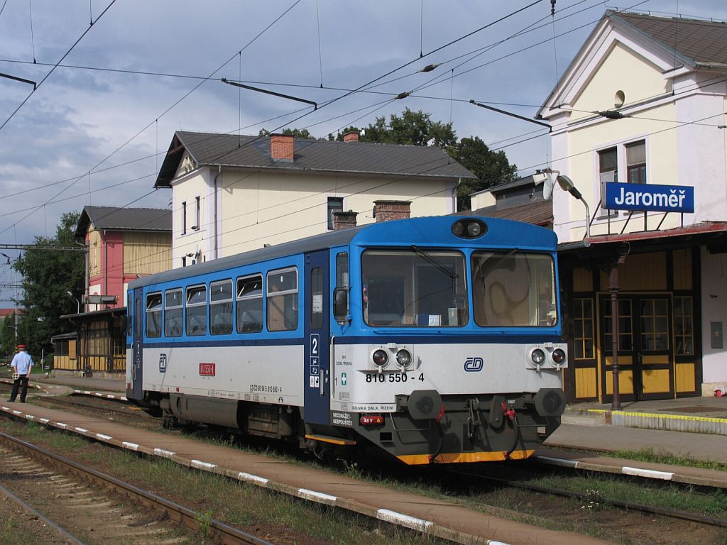 Drei Farbvariante der Brotbchse: 810 550-4 mit Os 5464 Jaroměř-Star Paka auf Bahnhof Jaroměř am 12-8-2011.