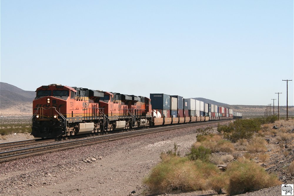Drei GE Transportation ES44DC Lokomotiven der BNSF (# 7574, # 7561 und # 7868) ziehen einen Containerzug in Richtung Westen. Kalifornien, 26. September 2011. 